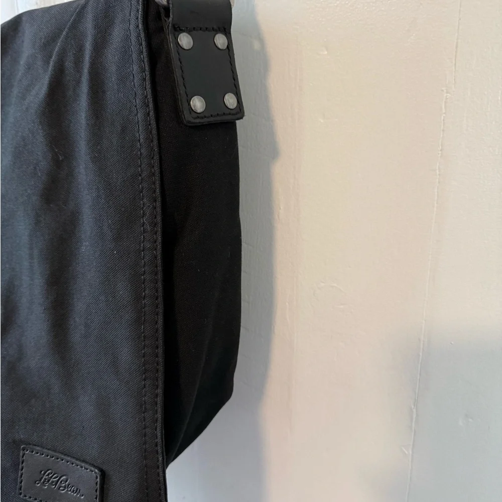 LL‎ Bean Men's Black Messenger Bag flannel plaid lining